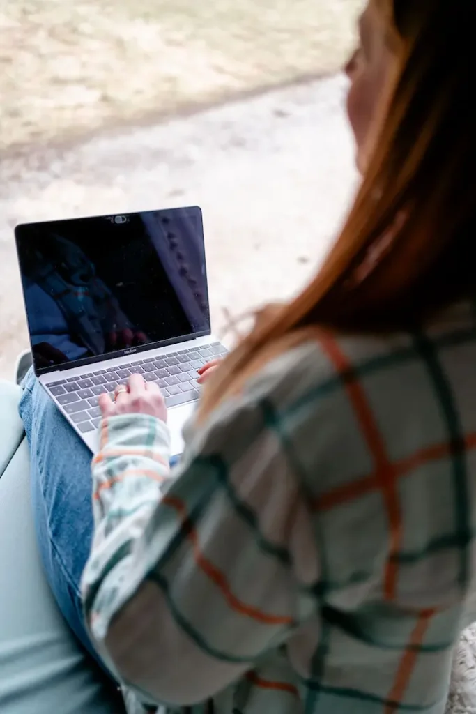 Web Design München - Laptop auf Schoß