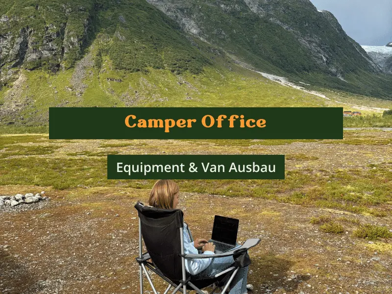 Camper Office - Equipment & Van Ausbau. Frau sitzt in Campingstuhl mit Laptop auf dem Schoß. Bergkulisse ist im Hintergrund zu sehen.