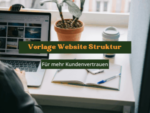 Vorlage Website Struktur. Laptop und Notizbuch auf einem Tisch mit Frau, die am arbeiten ist.