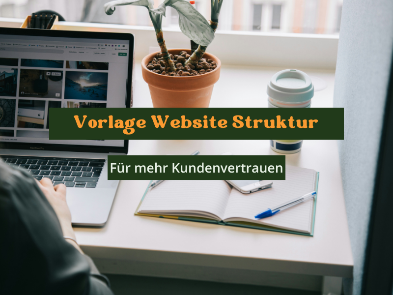 Vorlage Website Struktur. Laptop und Notizbuch auf einem Tisch mit Frau, die am arbeiten ist.