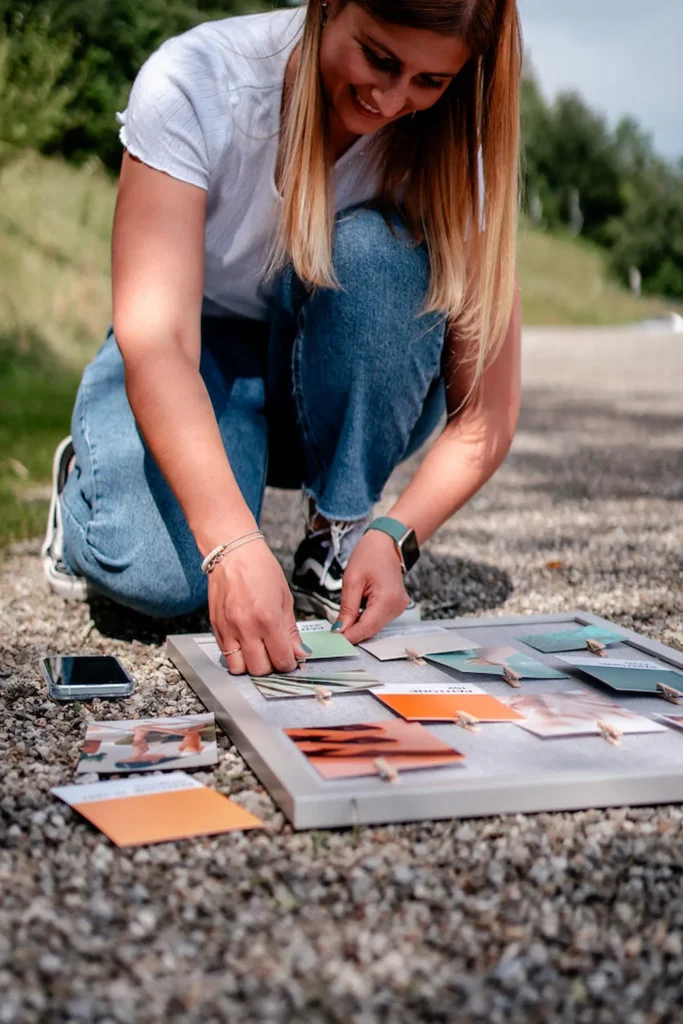Marieluise erstellt ein Moodboard für den Markenaufbau