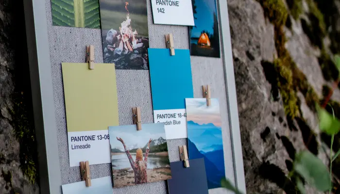 Ein Moodboard für das Markendesign lehnt an einer Felswand