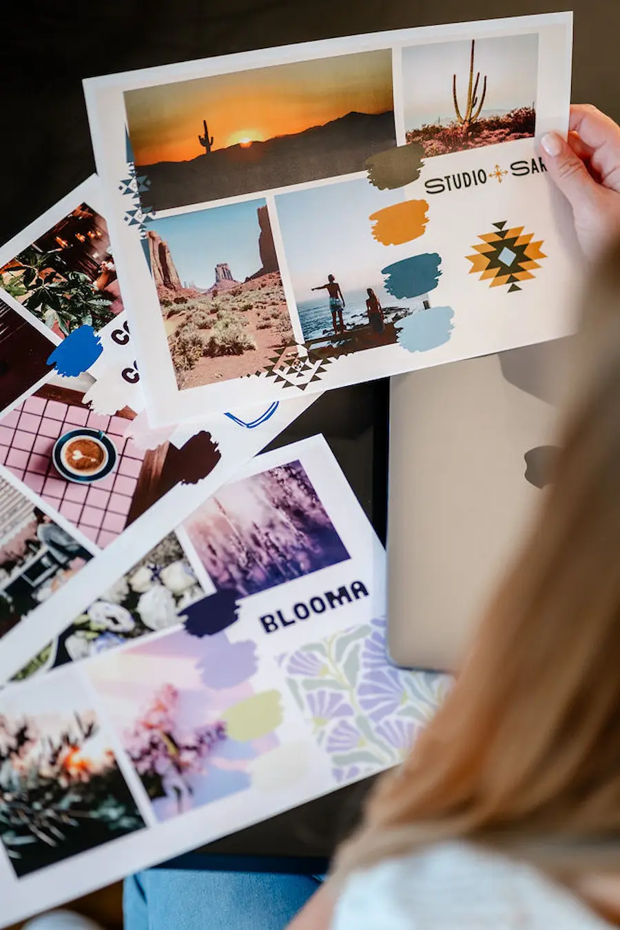 Hand hält mehrere Moodboards mit Farbpaletten für den Markenaufbau