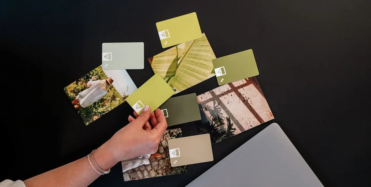 Brand & Web Design für Selbstständige und kleine Unternehmen legt Farbkarten für Moodboard aus​