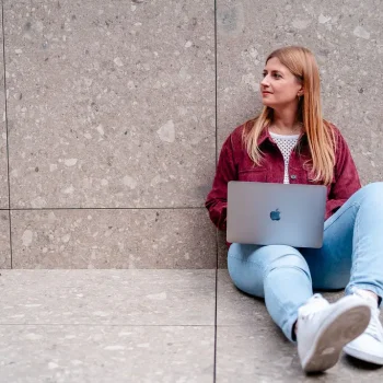 Web Designerin aus München mit Laptop auf Schoß